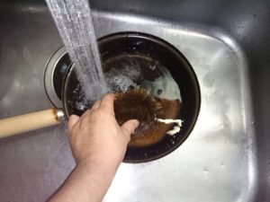 フライパンをお湯で洗う